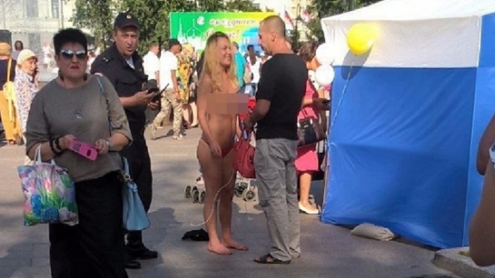 Девушку, которая гуляла в центре Омска топлес, наказали