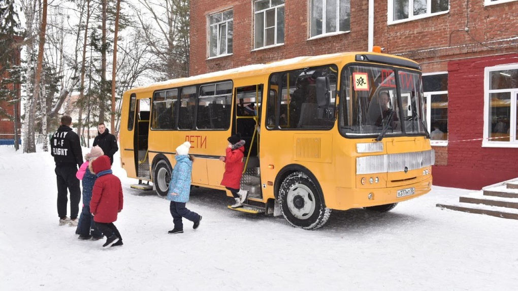 Юных омичей на занятия отвозят школьные автобусы