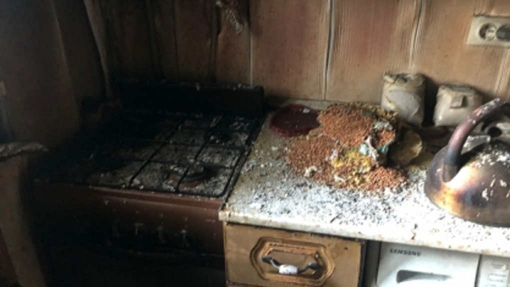 Выпрыгивали из окон и задыхались: на ночном пожаре в Омске пострадали четыре человека
