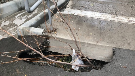 «Лестница уплывёт вместе с асфальтом»: на яму по пути к поликлинике пожаловались новосибирцы