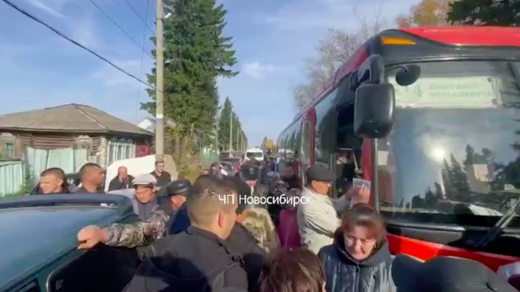 Видео до слёз: в Новосибирской области призывников отправили на мобилизацию под марш «Прощание славянки»