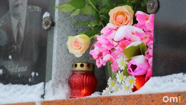 В Омске ищут перевозчика для рейсов до кладбищ на Радоницу