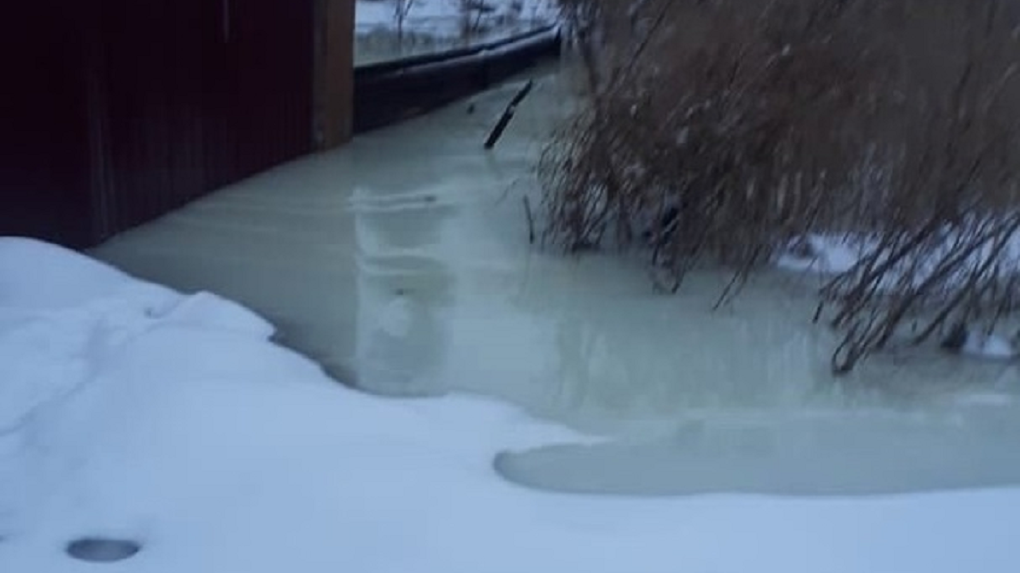 Жителей Старого Кировска в Омске затопило водой неизвестного происхождения
