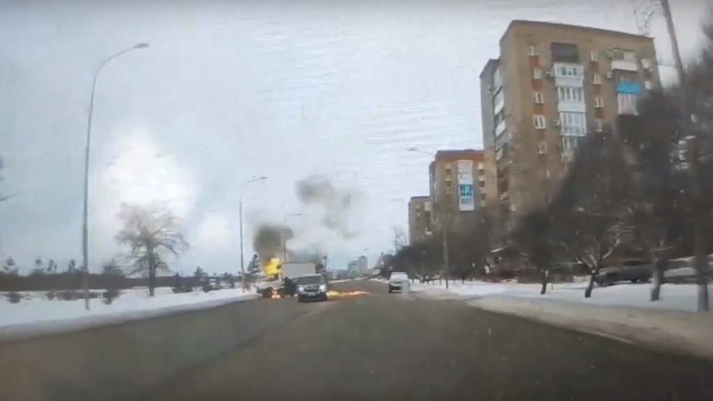Столкновение и пожар: в Омске после ДТП загорелись «ГАЗель» и иномарка