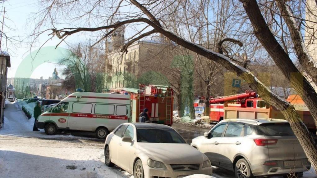 В центре Омска загорелось девятиэтажное общежитие