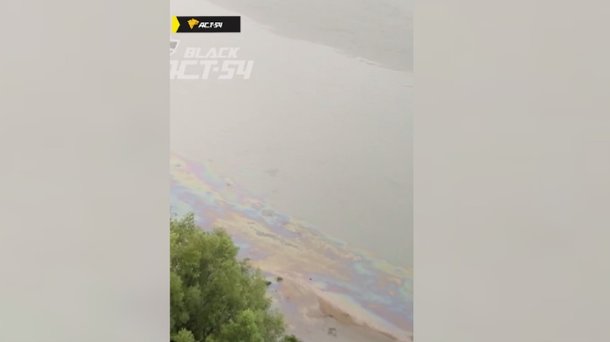 На Оби образовалась длинная бензиновая плёнка