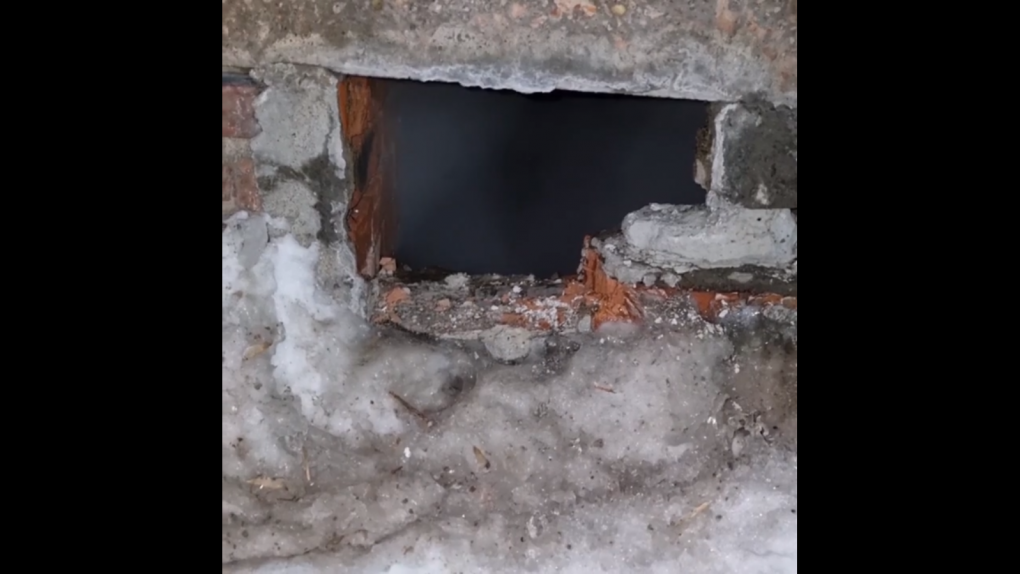 В доме в Ленинском округе Омска прорвало трубу с кипятком и затопило подвал