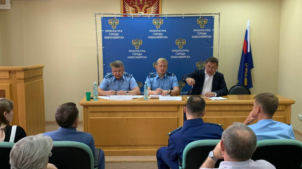 Прокуроры и новосибирские власти встретились с жителями улиц Хилокской и Малыгина