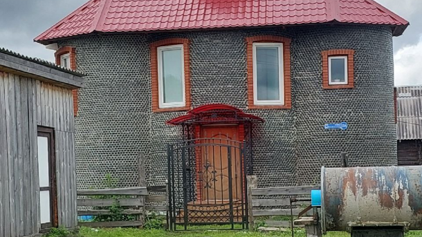 Омич в Тевризском районе выстроил дом из стеклянных бутылок