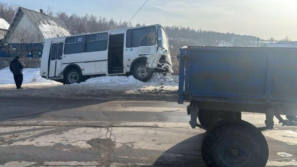 Автобус столкнулся с трактором под Новосибирском: есть пострадавшие