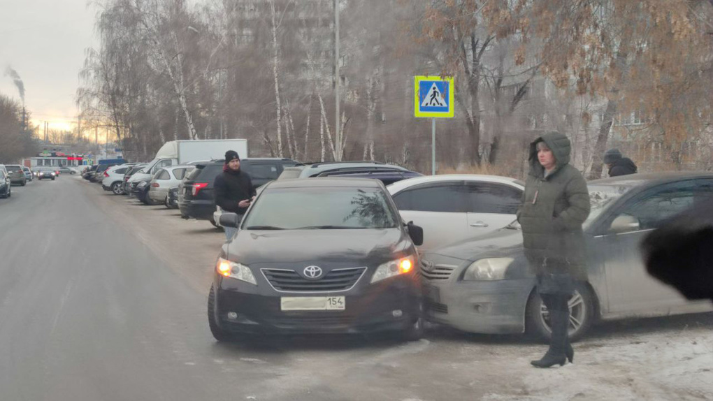 Столкнулись шесть иномарок: массовое ДТП произошло на улице Линейной в Новосибирске