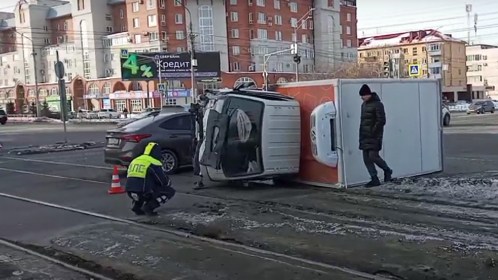 В Омске из-за перевернувшегося фургона встали трамваи по трём маршрутам