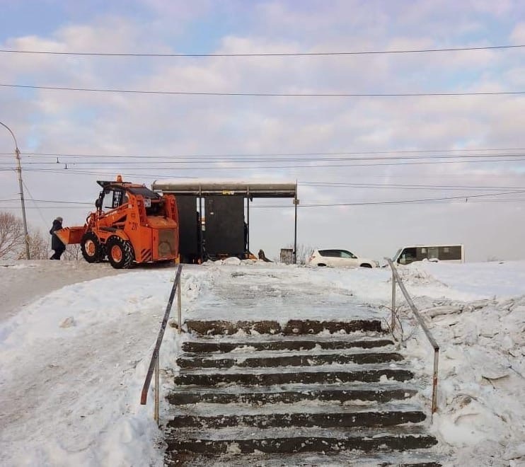 Омичи жалуются на засыпанные снегом лестницы - ФОТО