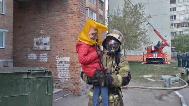 В омских Нефтяниках спасатели вытащили двух детей из пожара