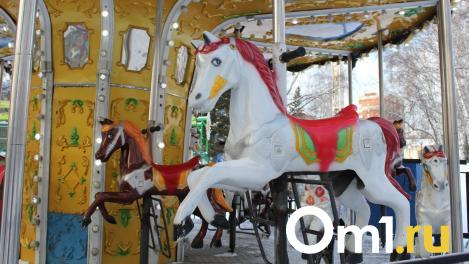 В парках Омска открыли аттракционы
