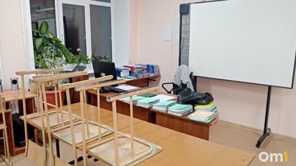 «Предлагал научить меня плохому»: дети пожаловались на физрука из Омской области