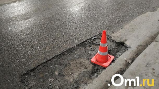 На омской улице растёт яма от грузовиков