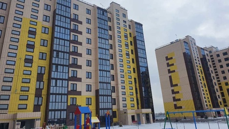 В Центральном округе омичам сдали новую высотку с площадкой для деток