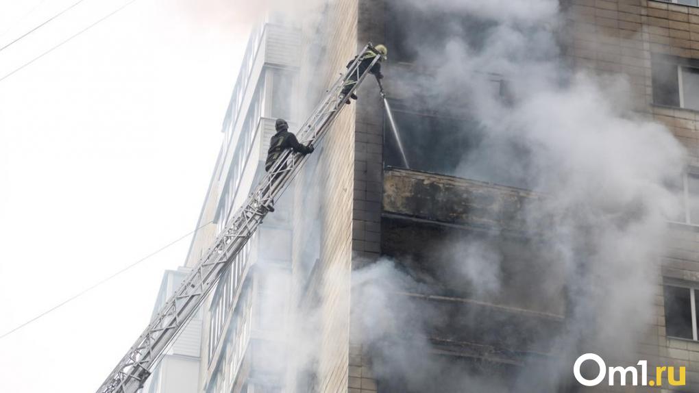 «Документы в зубы и на балкон»: как сквозь дым омичи спасались от пожара в доме на Маркса