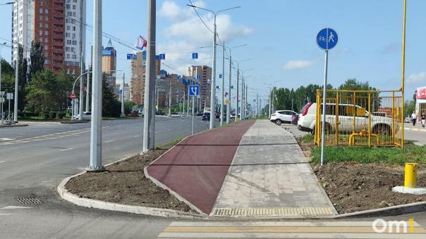 Омичей возмутили грузовики, гоняющие по тротуарам бульвара Архитекторов