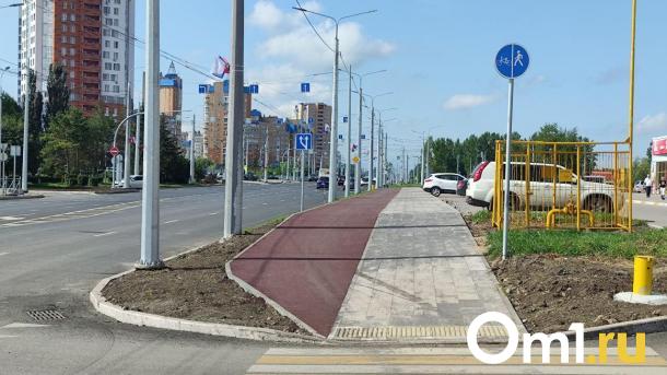 Омичей возмутили грузовики, гоняющие по тротуарам бульвара Архитекторов