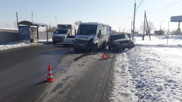 В Омске легковушка влетела в маршрутку: пострадали женщина и ребёнок