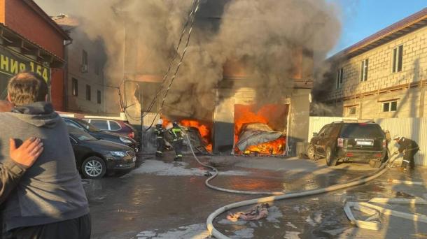 Пожар в Новосибирске уничтожил автомобили Bentley и Porsche: ущерб — десятки миллионов