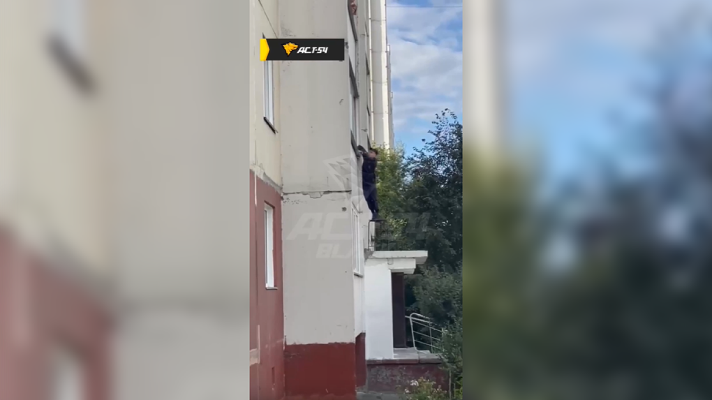 В Новосибирске мужчина в форме полицейского забрался в окно на втором этаже. ВИДЕО