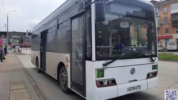 В Омске на маршрут вышел новый автобус с откидными сиденьями и USB-розетками