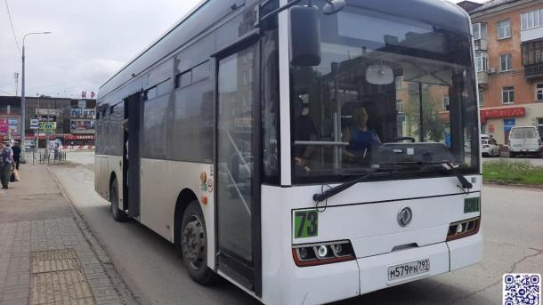 В Омске на маршрут вышел новый автобус с откидными сиденьями и USB-розетками
