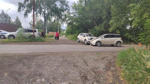 Два ребёнка пострадали в ДТП с участием двух авто в Калининском районе Новосибирска