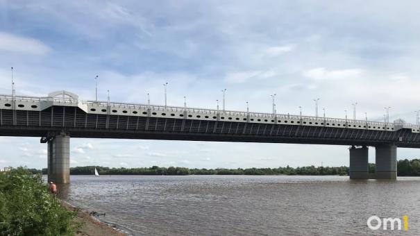 В Омске на метромосту двое водителей из-за дороги устроили драку