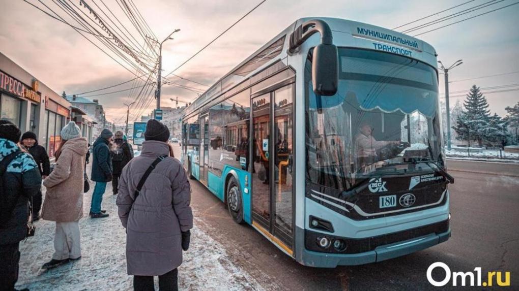 Мэрия ответила, почему по всему Омску вспыхнули троллейбусные провода