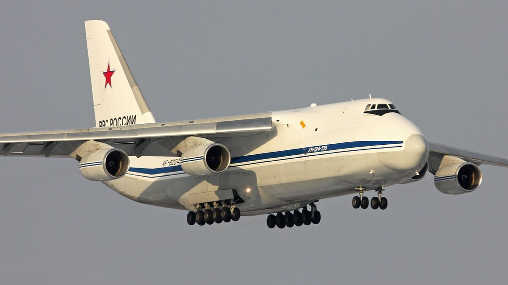 Военный самолёт Ан-124 «Руслан» совершил вынужденную посадку в Новосибирске