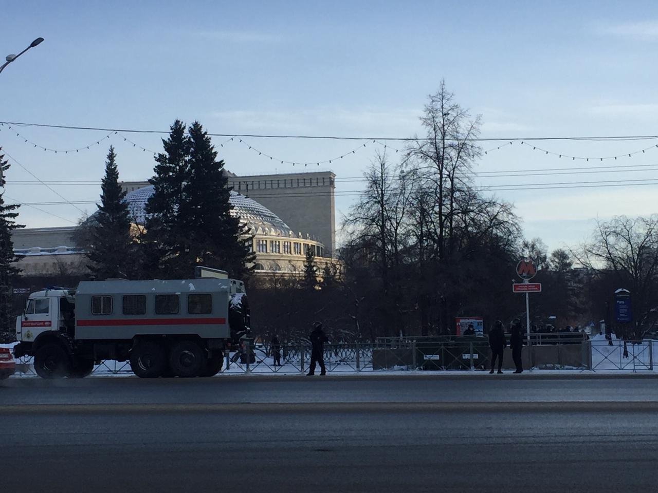 Силовики и автозаки прибыли на площадь Ленина в Новосибирске | 31.01.2021 |  Омск - БезФормата