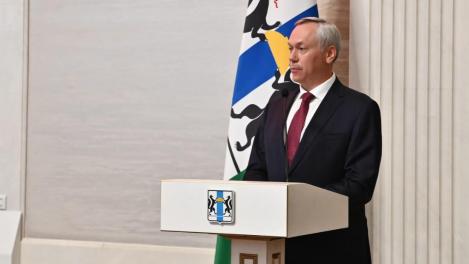 Губернатор Андрей Травников наградил выпускников 2025 года, получивших 100 баллов по результатам ЕГЭ