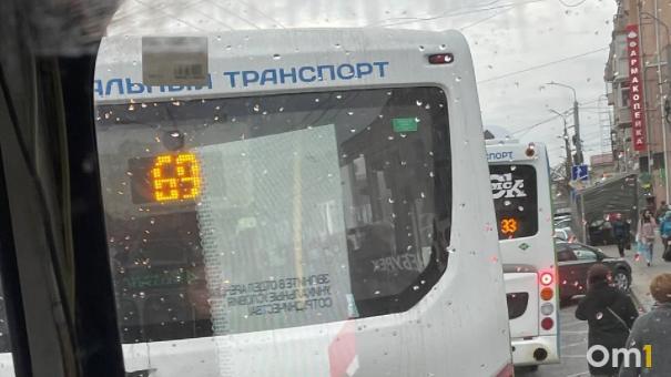 Только «нал»: водитель муниципального автобуса отказался принимать карту омички