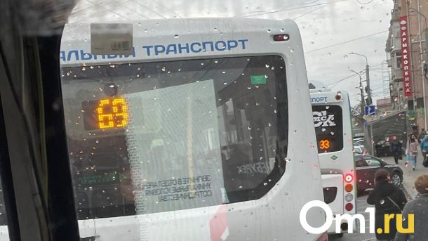 Только «нал»: водитель муниципального автобуса отказался принимать карту омички