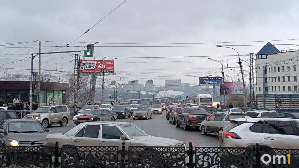 Разделительную полосу из бетонных блоков установят на Димитровском мосту в Новосибирске