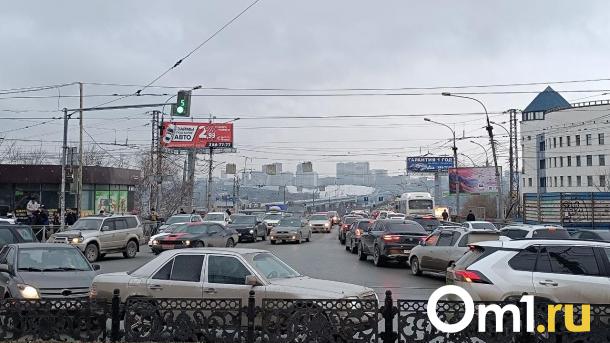 Разделительную полосу из бетонных блоков установят на Димитровском мосту в Новосибирске