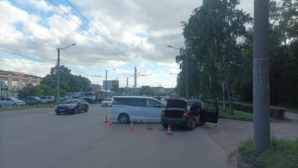 Две женщины и девочка пострадали в аварии на проспекте Космическом в Омске