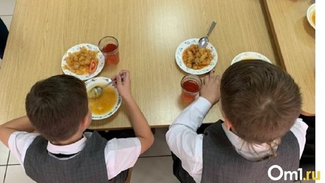 «Должно быть полезно и вкусно». Хоценко поручил проанализировать меню в омских школах