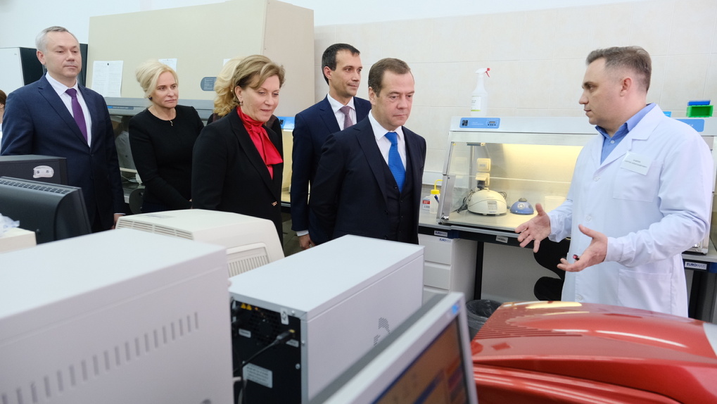 Дмитрий Медведев запустил производство вакцины против лихорадки Эбола в Новосибирске