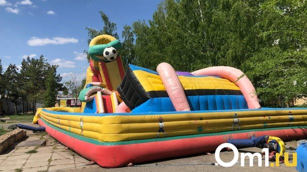 Как прыгать? Омичка пожаловалась на опасный детский батут