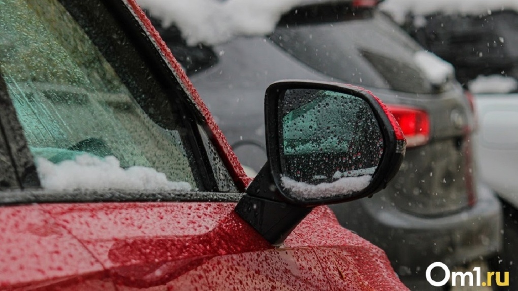 День жестянщика. В Омске массово бьются машины из-за снега с дождём