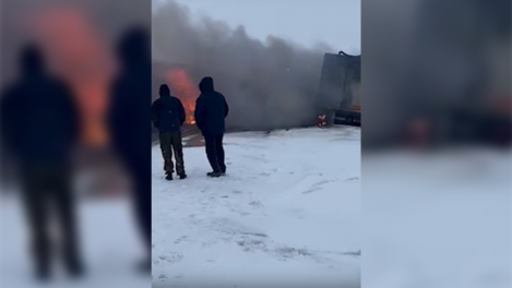 В жутком ДТП погибли два человека и загорелись три фуры возле Барабинска