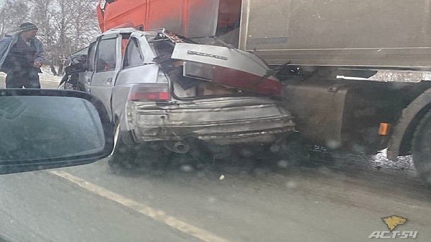 Два человека погибли в ДТП с большегрузом в Новосибирской области