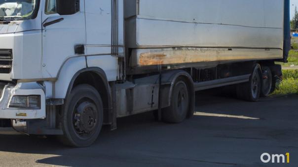 В Омской области на трёх трассах ограничили движение грузовиков