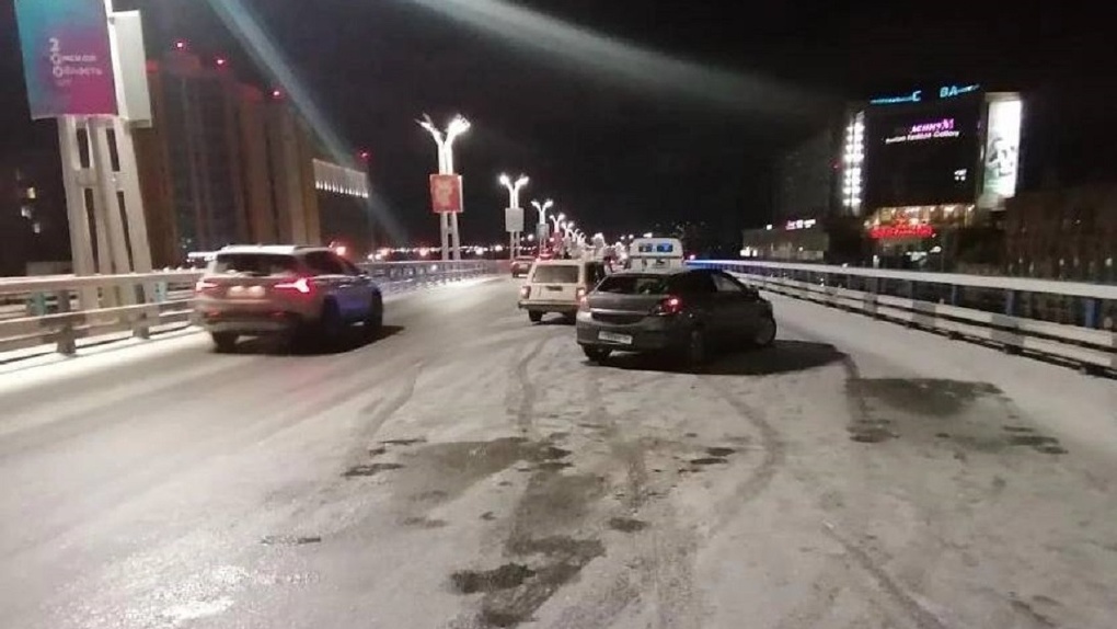 За один снежный вечер в Омске произошло сразу несколько массовых аварий с 28-ю машинами — ФОТО