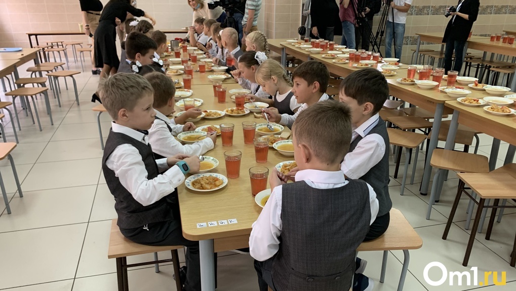 «Это не жадность, а санитарная мера»: учеников новосибирской школы №155 попросили есть меньше хлеба